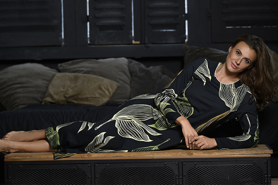 Vrouw in nachthemd op de bank